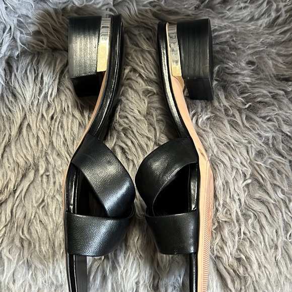 Vince Camuto Leather Women's Cris Cros Block Heel Sandal with Gold Detail Size 9 - Picture 5 of 9